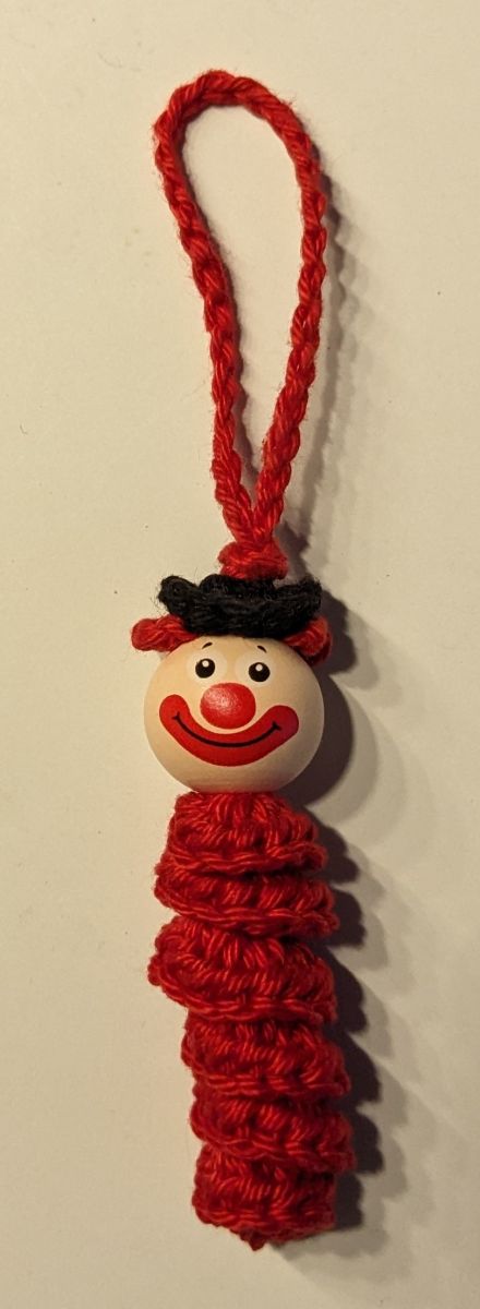 Blog-Inhaltsbild für 'Kostenlose Anleitung Glückswürmchen Sorgenwürmchen Clown mit Haaren und Hut'